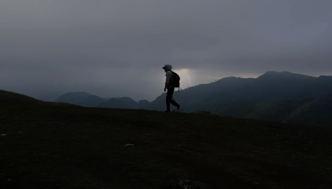 登山行者孤独的登山者徒步旅行探险家登山服