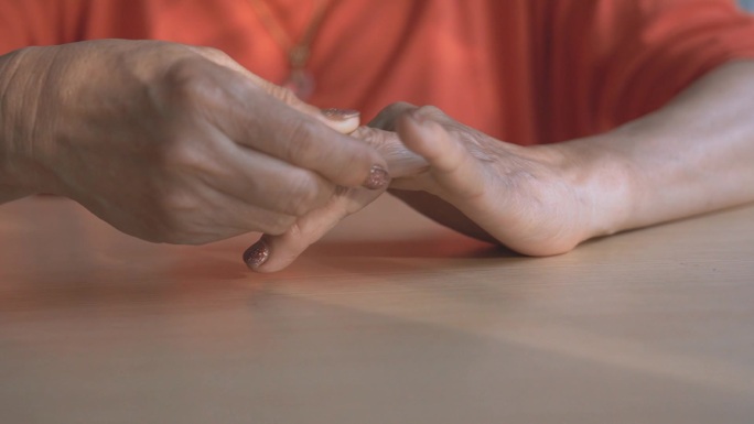 手持慢动作特写老年女性按摩双手，疼痛、刺痛、骨关节炎、类风湿性关节炎、痛风、保健理念