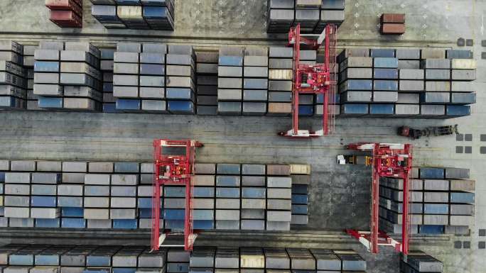 港口码头成排装运集装箱的T/L TD俯视图