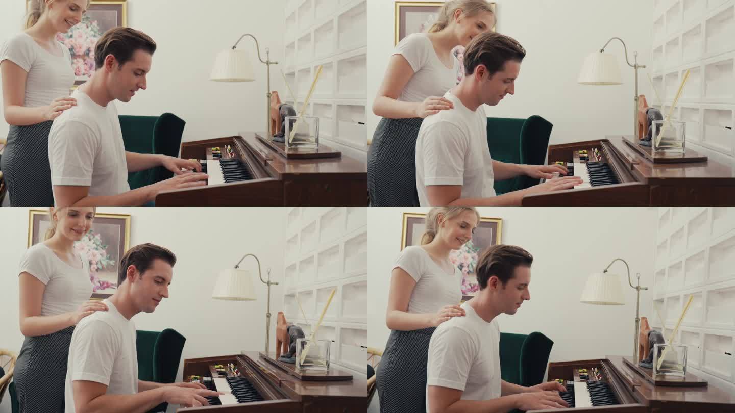 男人在家里快乐地为女友弹钢琴