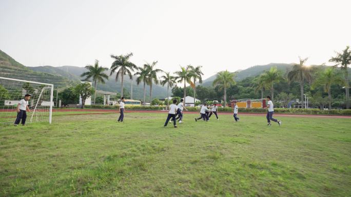 踢足球的学生