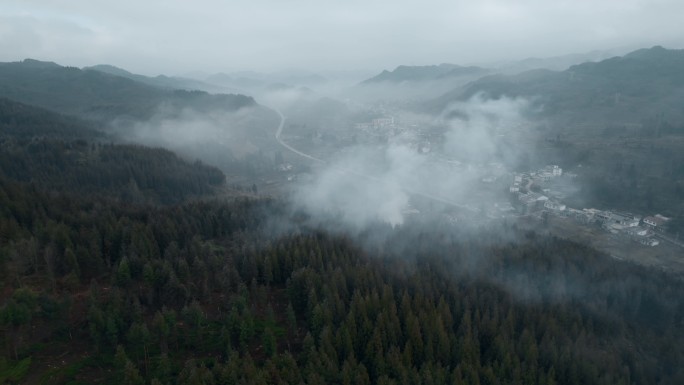 乡村小镇云南昭通冬季云雾缭绕小草坝镇远景