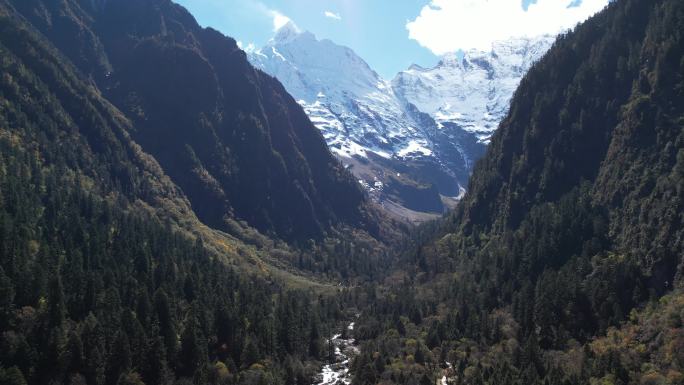 梅里雪山雨崩徒步航拍风光