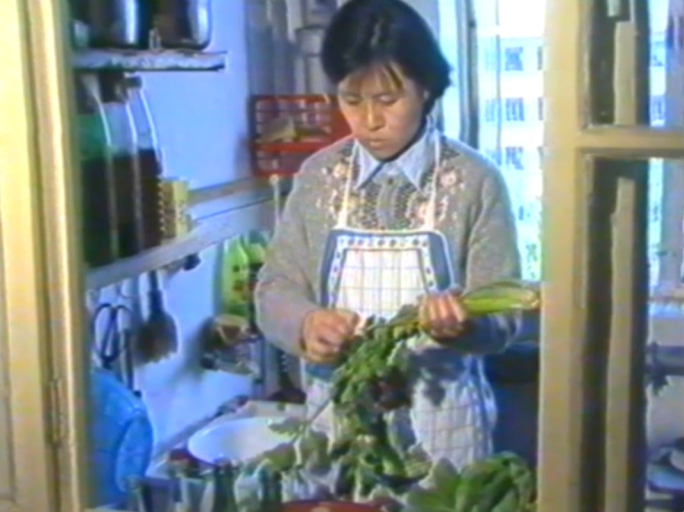 八九十年代摘菜择菜洗菜