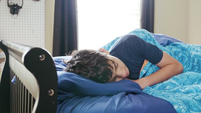 生病的十几岁男孩白天睡在床上