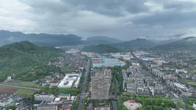 航拍浙江绍兴诸暨次坞集镇早晨云雾实拍素材