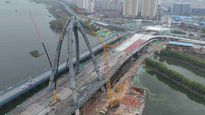 临沂通达路建设施工航拍延时车流 吊车高空