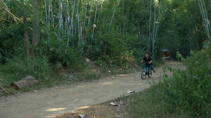 农村儿童骑自行车