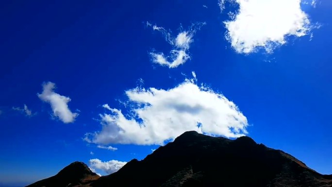 自然风景山脊上的蓝天白云