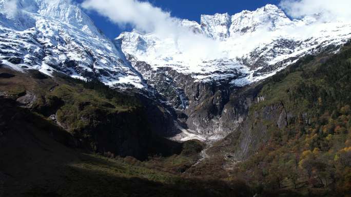 梅里雪山雨崩村徒步航拍视频