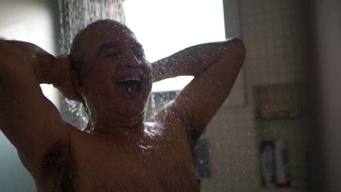 快乐的老人在家洗澡