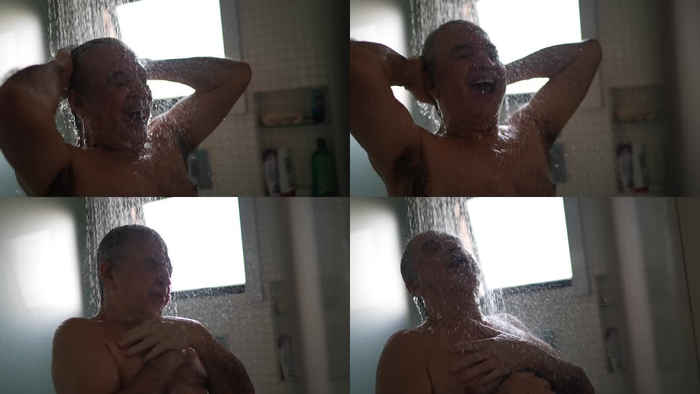 快乐的老人在家洗澡