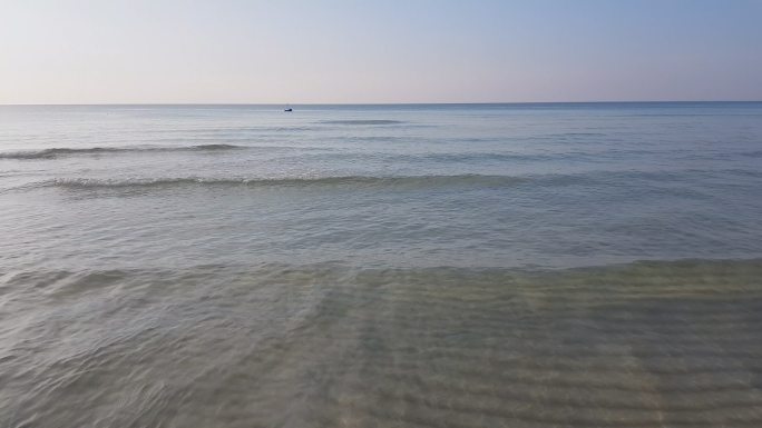 泰国苏梅岛海滩上的海浪
