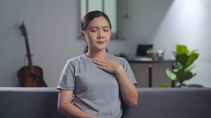 一名亚洲妇女因发烧咳嗽而生病。