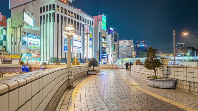 时光流逝，日本东京的购物中心乌鸦在天空漫步。