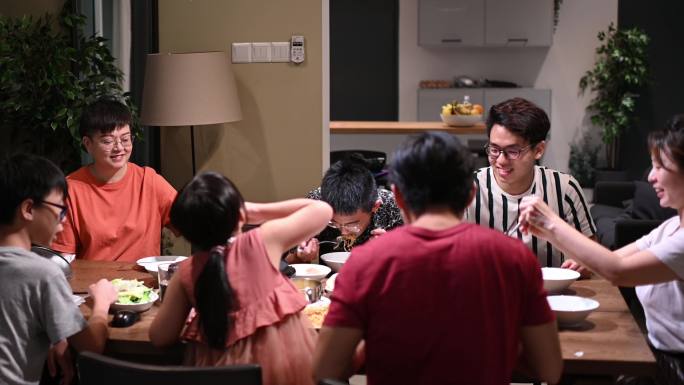 亚洲的中国家庭和朋友在家里共进晚餐，享用传统的中国汽船菜肴