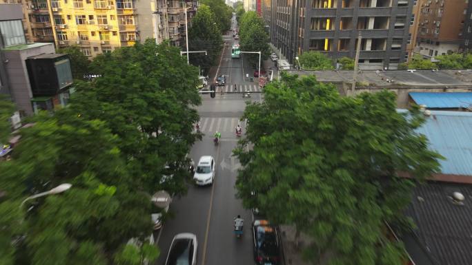 【4K】城市快递员电动车骑行航拍跟拍