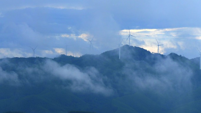 在山间云雾中工作的风车