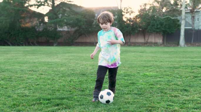 玩足球的小男孩孩子成长踢球