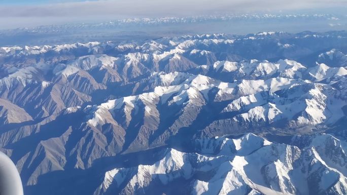 飞机窗外风景、飞机上看新疆天山