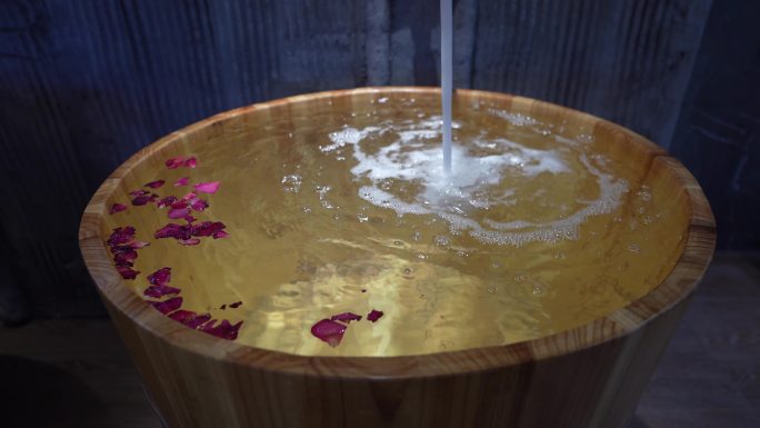 桶浴中的温泉水和玫瑰花瓣