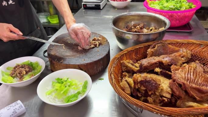 一家潮汕牛肉粉店在制作美味的牛肉牛腩汤粉