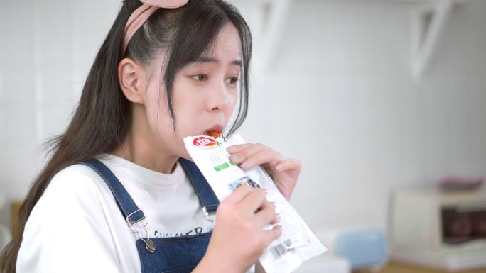 女孩子吃零食吃东西