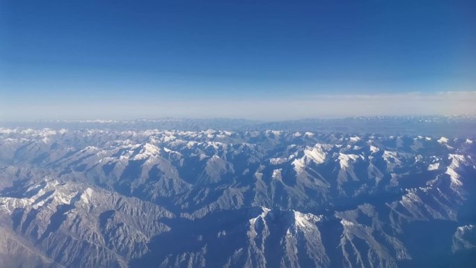 飞机窗外风景、飞机上看新疆天山