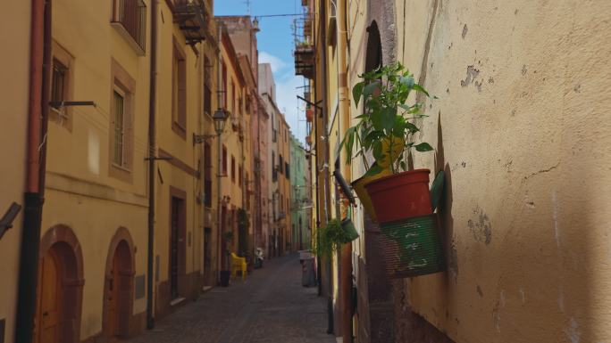 意大利撒丁岛卡利亚里老城一条空荡荡的街道。