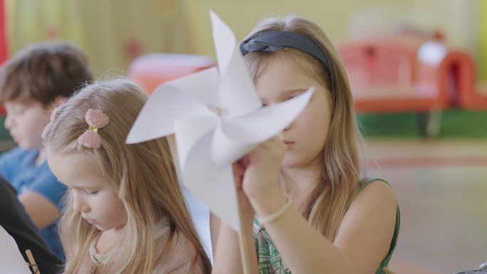 孩子们在学习可再生能源的同时制作纸风车