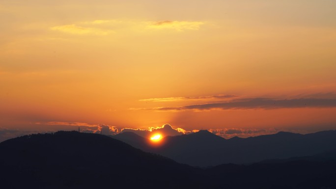 山日出延时清晨山上太阳升起早上阳光山峰