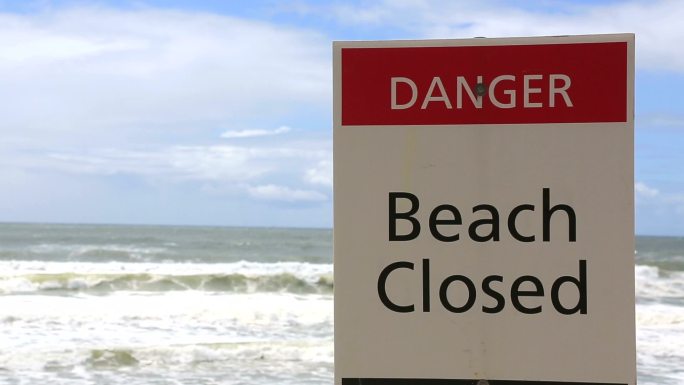 澳大利亚危险海滩上的封闭海滩标志