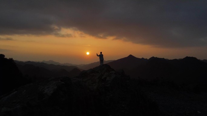 夕阳山顶练太极拳企业家打太极拳修生养性