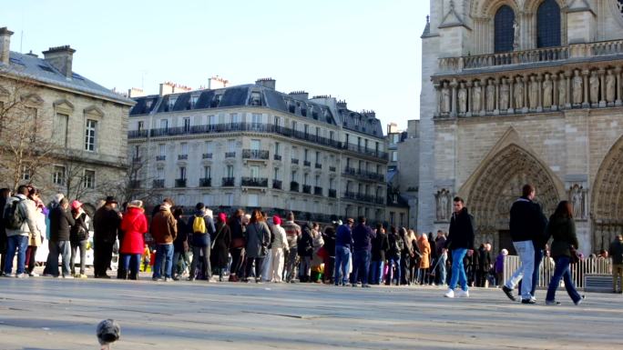 法国巴黎圣母院的人群排队
