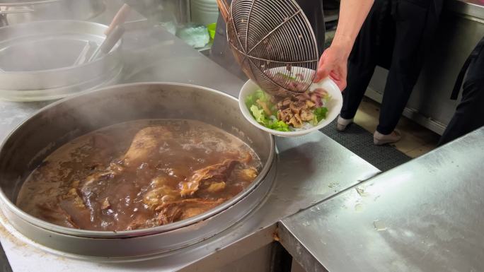 一家潮汕牛肉粉店在制作美味的牛肉牛腩汤粉