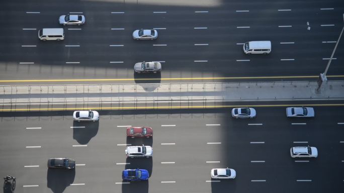 阿联酋迪拜高速公路上城市交通鸟瞰图