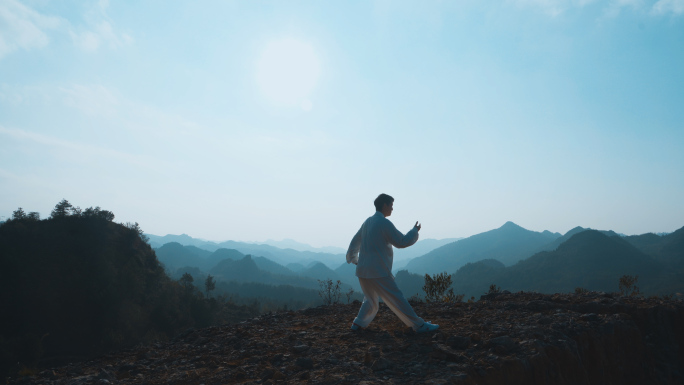 山间打太极拳山顶练太极修生养性企业文化