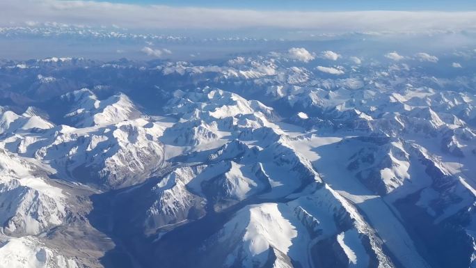 飞机窗外风景、飞机上看新疆天山
