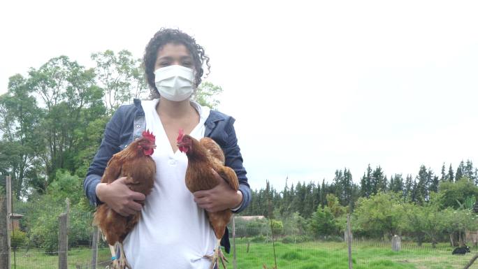 一位农妇在农场里背着两只鸡的肖像