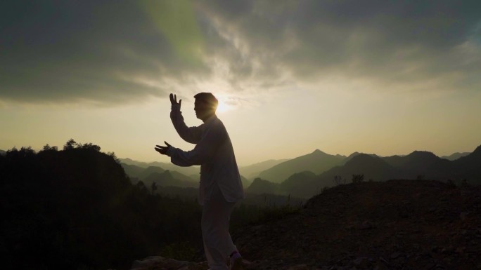 水墨山间练太极拳中国武术太极八卦山顶思考