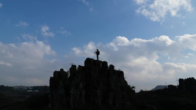 登山者登顶山峰站在山顶眺望远方