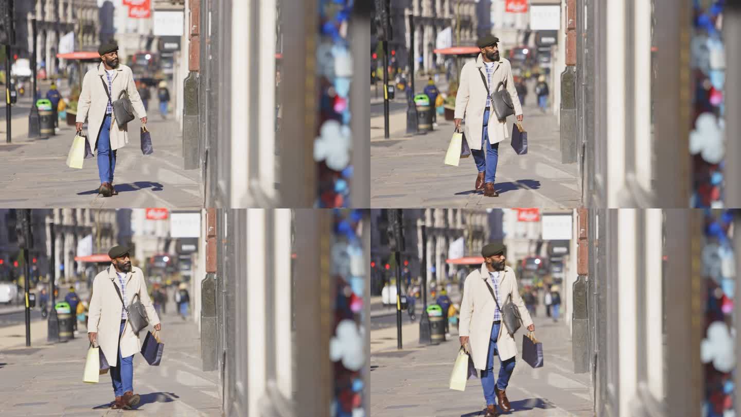 男子在阳光明媚的城市人行道上拿着购物袋行走