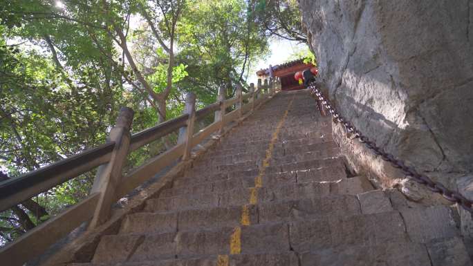 4k实拍通往山顶的路登山爬山