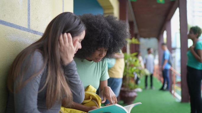 青少年学生在学校看书和学习
