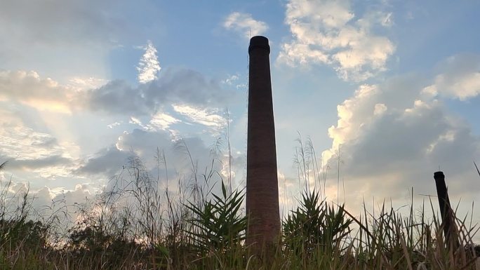 郊外景象荒凉厂房废旧的工厂倒闭的工厂烟囱