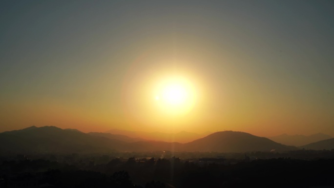 傍晚天空夕阳山日落日出延时清晨早上太阳光