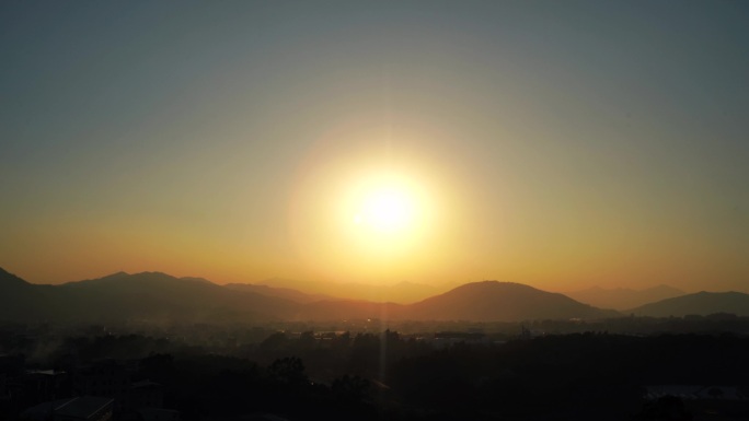 傍晚天空夕阳山日落日出延时清晨早上太阳光