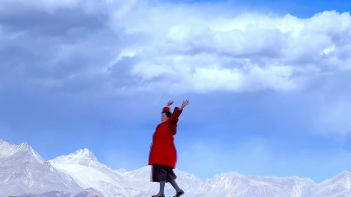 雪山下红衣女子走路慢动作情绪片段