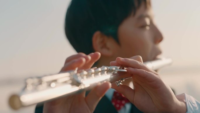 男孩吹长笛演奏 宣传片意向镜头