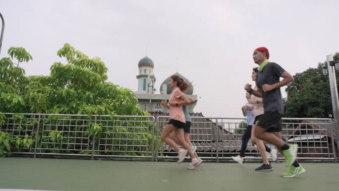 亚洲跑步者团体跑步通行证清真寺；慢动作
